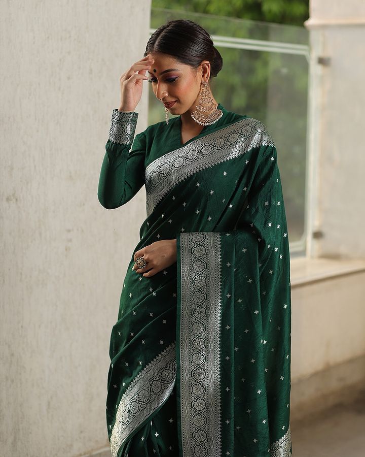 Classic Banarasi Pattern Saree Crafted in Fine Lichi Silk